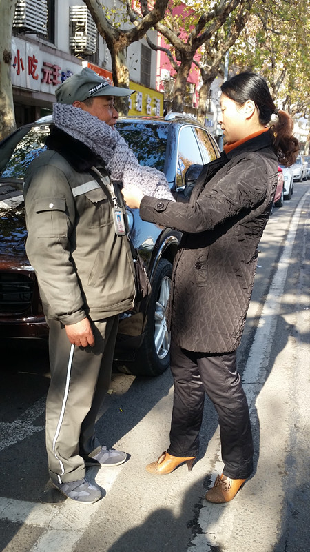 集團(tuán)工會至保安停車收費(fèi)一線“送溫暖”_副本.jpg