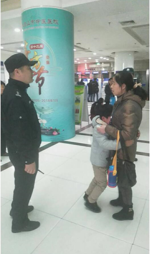保安公司一線保安員積極幫助走失兒童尋找家長(zhǎng).jpg