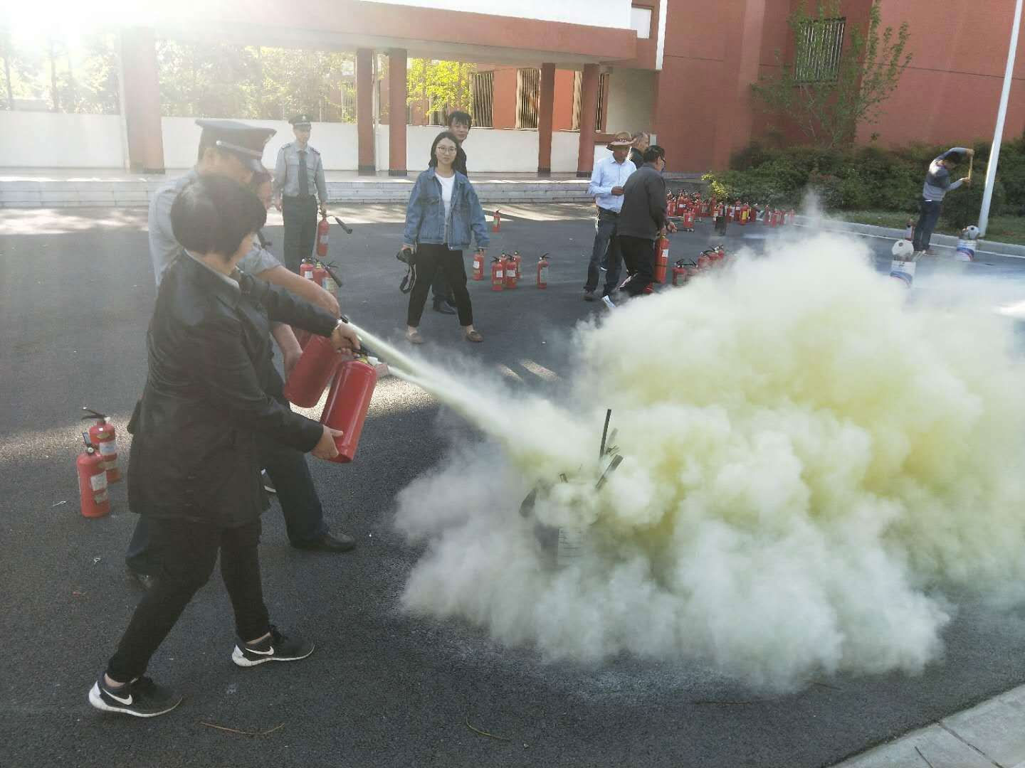 保安公司組織市一中保安隊(duì)開(kāi)展消防演練.jpg