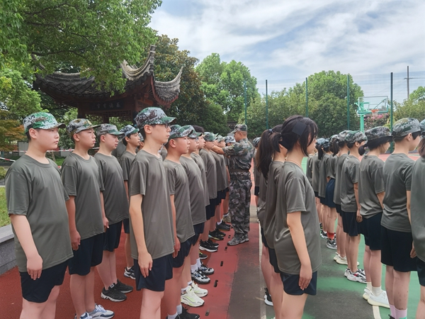 安保公司培訓(xùn)中心前往通海實(shí)驗(yàn)中學(xué)開展軍訓(xùn)活動.jpg