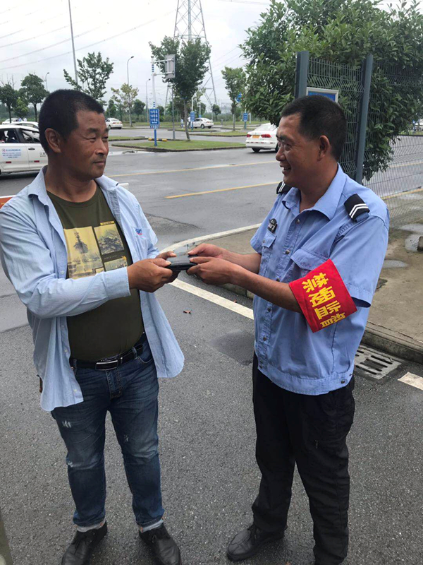 保安公司駐平安駕駛?cè)擞?xùn)考管理中心隊員拾金不昧_副本.jpg