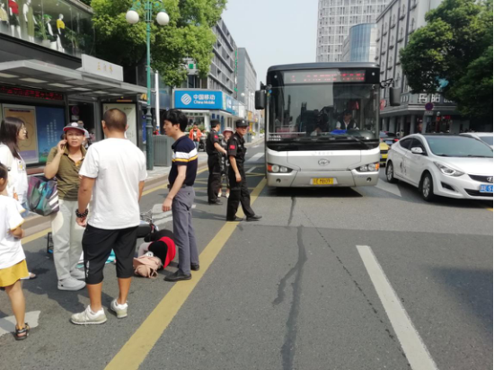 保安公司公交巡檢隊(duì)員員熱心助人.png