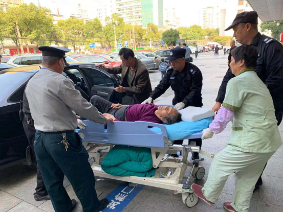 保安公司中醫(yī)院保安隊(duì)員熱心幫助急診病人.png